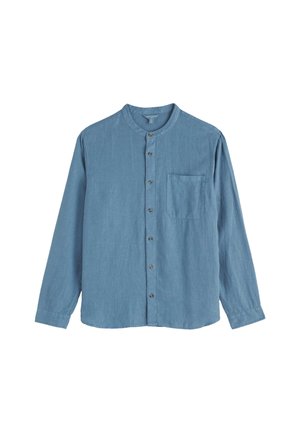 Cămașă bleu deschis, cu nasturi, confecționată dintr-un material moale, având guler rotund, mâneci lungi, un buzunar pe piept și partea din față cu nasturi.