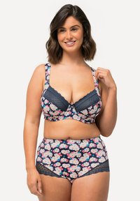 Set di lingerie floreale con un motivo floreale rosa e bianco su uno sfondo blu scuro. Bordo in pizzo sul reggiseno e sulla vita.