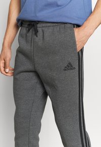 adidas Performance ESSENTIALS 3STRIPES - Trainingsbroek - dark grey heather/black