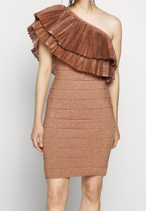 Robe asymétrique rose gold avec détail de volants plissés superposés et tissu texturé ajusté se terminant au-dessus des genoux.