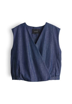 Haut sans manches en denim bleu foncé style portefeuille avec col en V et côtés élastiqués, étiqueté "OPUS" à l'intérieur du col.