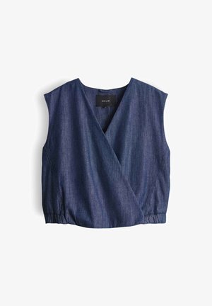 Mouwloze, donkerblauwe denim top in wikkelstijl met V-hals en elastische zijkanten, met het label "OPUS" aan de binnenkant van de kraag.