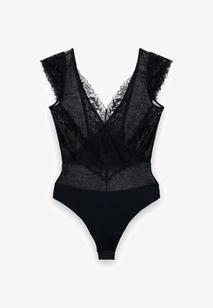 Schwarzer Spitzen-Body mit tiefem V-Ausschnitt und kurzen, ausgestellten Ärmeln. Verfügt über eine florale Spitzenüberlagerung und eine solide schwarze untere Hälfte.