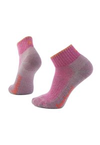 Calzini corti rosa e grigi con polsini a costina. La texture sembra lavorata a maglia con marchio arancione sul lato. Adatti per un abbigliamento casual.