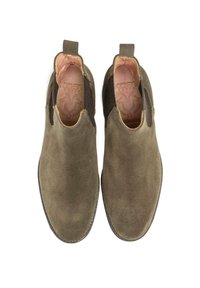 Chaussures mocassins en suède marron avec des panneaux latéraux en élastique ; texture lisse ; bout arrondi ; marque interne visible ; design minimaliste.