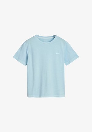 Camiseta de manga corta de color azul claro hecha de algodón suave. Presenta un cuello redondo y un pequeño logo impreso en el pecho. Textura suave.