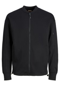 Črna zip-up jakna izdelana iz mehke tkanine, z dvignjenim ovratnikom, dvema sprednjima žepoma in elastičnimi manšetami za udobno prileganje.