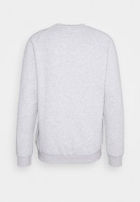 Grå fleece-tröja med rundad halsringning, raglanärmar och ribbade muddar. Har en texturerad tygyta och en avslappnad passform.