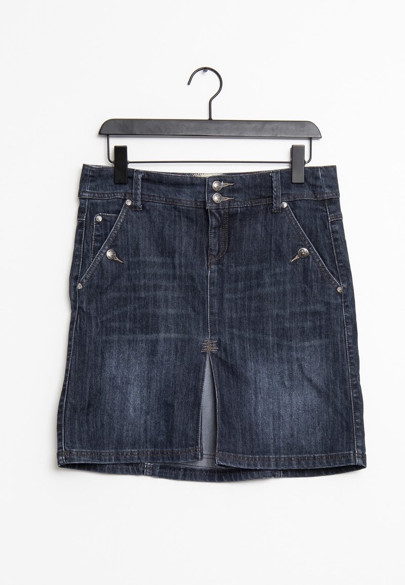 Jupe en denim bleu foncé, avec une fente à l'avant, cinq poches, des éléments métalliques argentés, une fermeture à deux boutons à la taille et des passants pour ceinture.