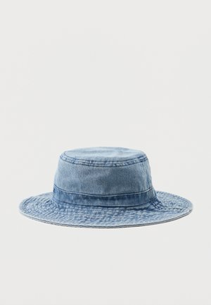 Cappello bucket in denim azzurro chiaro con tesa larga e cuciture visibili, mostrato su uno sfondo bianco semplice.