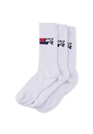 Tre par hvite ribbestrikkede crew-sokker med rød, marineblå og svart stripe, og svart "P75R" tekst nær toppen av mansjetten.