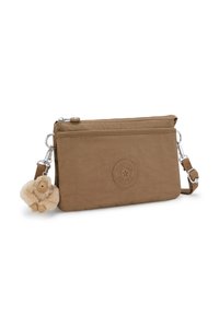 Brauner Stoffbeutel mit Reißverschluss, geprägtem Logo und einem abnehmbaren, plüschigen Affenanhänger. Verfügt über einen Crossbody-Tragegurt und eine glatte Textur.