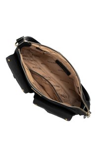 Borsa a tracolla nera in tessuto con hardware dorato, chiusura con zip e interno beige caratterizzato da tessuto con motivo logo. Include più scomparti.