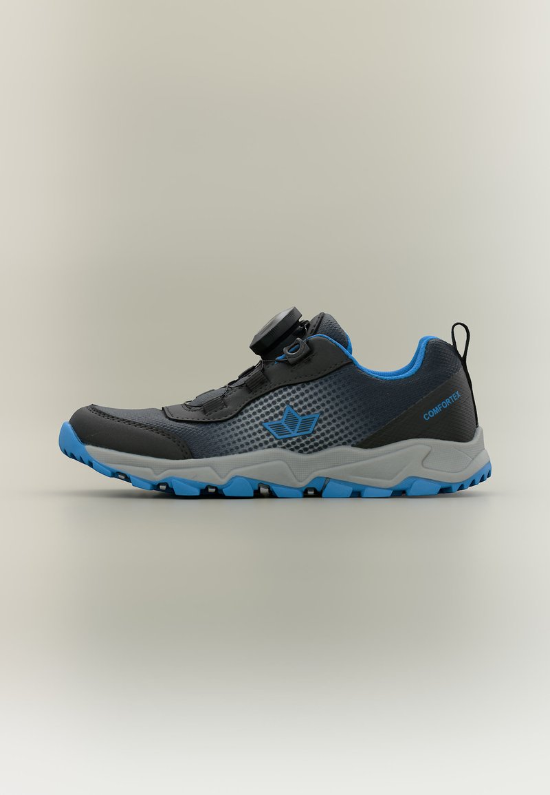 Chaussure de sport gris foncé et bleu avec côtés texturés, doublure intérieure bleue, fermeture à cadran et semelle robuste portant l’étiquette « Comfortex ».