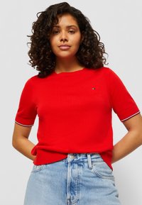 Tommy Hilfiger SHORT SLEEVE KNIT - Pamata T-krekls - fierce red