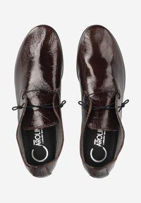 Chaussures en cuir brun poli avec une finition brillante, dotées de lacets fins et d'un design à bout rond. Intérieur noir avec un détail de marque.