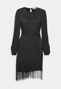 Robe noire à manches longues avec encolure ronde, ceinture cintrée à la taille et ourlet asymétrique à franges sur la jupe.