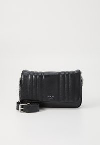 Bolso cruzado de cuero negro con textura acolchada, acentos de cadena plateada, correa ajustable y logotipo de la marca en la parte frontal.