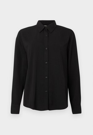Sorte langermet skjorte med knapper og spiss krage, vist på hvit bakgrunn.