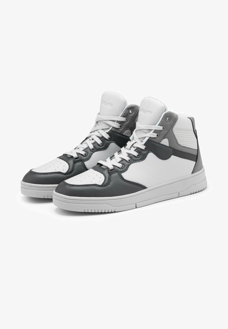Bílé a šedé kožené vysoké tenisky, s perforovanou špičkou, polstrovaným límcem a gumovou podrážkou s protiskluzovým vzorem.
