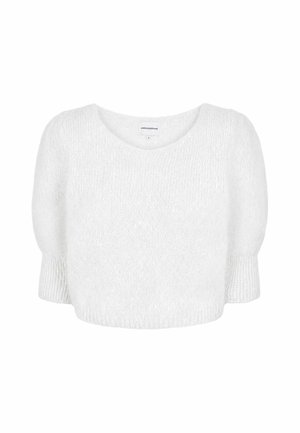 Witte, pluizige gebreide trui met ronde hals, driekwartsmouwen en geribde boorden, weergegeven op een effen witte achtergrond.