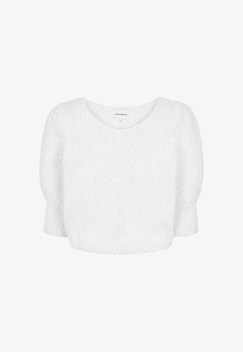 Pull en maille blanc duveteux avec encolure ronde, manches trois-quarts et poignets côtelés, présenté sur un fond blanc uni.