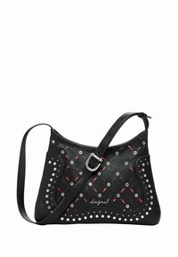 Juoda odinė rankinė su išlenkta forma, dekoruota raudonomis ir sidabrinėmis detalėmis, perforuoto dizaino ir dekoratyviniais vinutėmis. Komplektuojama su reguliuojamu dirželiu.