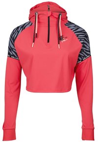 Abgeschnittenes Hoodie in leuchtendem Korall mit langen Ärmeln, einem Frontreißverschluss, schwarzen und grauen Zebra-Muster-Akzenten an den Schultern und schwarzer Logo-Detailierung.