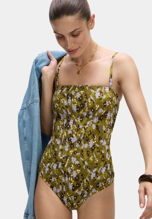 Heldragt i olivengrøn med blomsterprint i lilla og hvid. Har smockdetalje og tynde stropper.