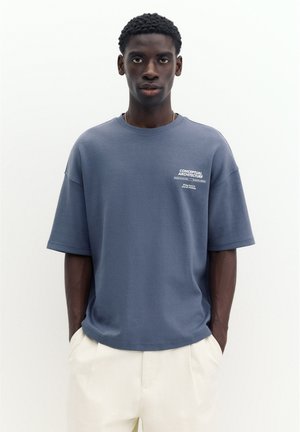 PULL&BEAR GRAPHIC INTERLOCK SHORT SLEEVE - SWEATSHIRT - T-shirt imprimé - indigo blue