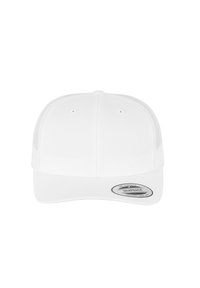 Gorra blanca tipo snapback con visera curvada, hecha de tela y malla. Presenta una etiqueta redonda de marca en la parte frontal y agujeros de ventilación a los lados.