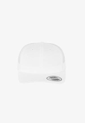 Weißer Snapback-Cap mit gebogenem Schirm, aus Stoff und Mesh gefertigt. Verfügt über ein rundes Markenetikett auf der Vorderseite und Belüftungsöffnungen an den Seiten.