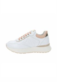 Sneaker blanche avec un extérieur en cuir lisse, des lacets rose pâle, des accents dorés et une semelle blanche épaisse avec un motif texturé subtil.