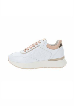 Sneaker bianca con una superficie in pelle liscia, lacci rosa pallido, dettagli dorati e una suola bianca chunky con un leggero motivo testurizzato.