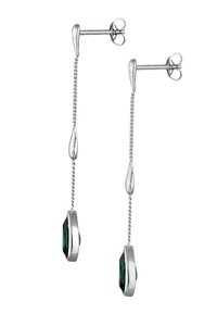 Sølvdråbeøreringe med grønne ædelsten, der har et langt kædedesign og tårnformede accenter. Glat tekstur med en blank metalfinish.