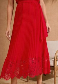 Love & Roses REGULAR FIT - DETAIL PLEATED V-NECK BELTED - Dnevna haljina - red