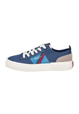 Zapatilla azul de perfil bajo con cordones blancos, suela blanca, parche beige en el talón y franjas geométricas rojas y azules con el logo de la marca en el lateral.