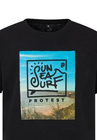 Camiseta de algodón negra con un diseño gráfico que presenta un cielo azul brillante y un paisaje, con el texto en negrita "SOL MAR SURF" y la palabra "PROTESTA."