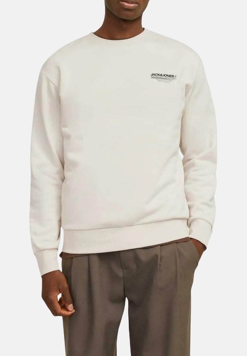 Sudadera de cuello redondo en color blanco roto con puños y bajo acanalados. Presenta texto de logo negro en el pecho. Textura suave y corte relajado.