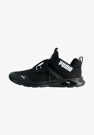 Zapatilla deportiva negra de Puma con parte superior de malla, suela gruesa, cordones y logo blanco de Puma en el lateral y en la zona de los dedos.