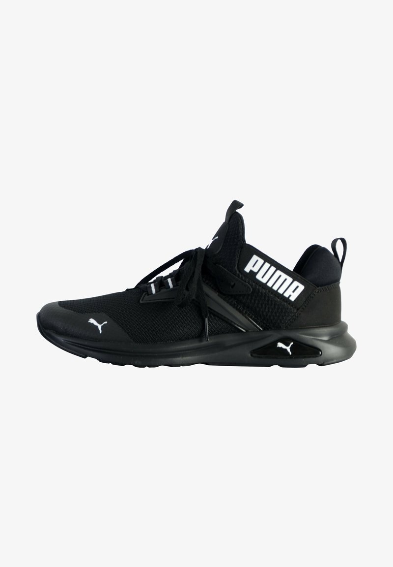 Baskets de sport Puma noires avec tige en mesh, semelle épaisse, lacets, et logo Puma blanc sur le côté et la zone des orteils.