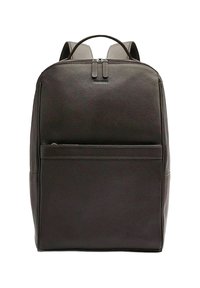 Brun läderryggsäck med texturerad yta, rektangulär form, dubbla topphandtag och en framficka med dragkedja. Släta dragkedjestängningar.