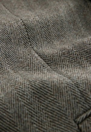 Texturiertes Fischgrätgewebe in Braun- und Grautönen, mit einer glatten Oberfläche, die subtile Tiefe und ein rhythmisches Muster aufweist.