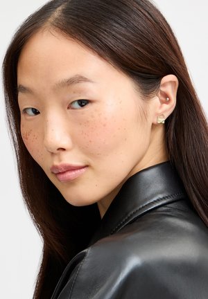 COACH, COACH ICONIC CHARMS PAVÉ HANDBAG STUD EARRINGS - Σκουλαρίκια - gold-coloured
