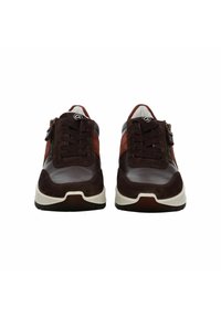 Braune Leder- und Wildledersneaker mit einer weißen Sohle, ausgestattet mit Schnürsenkeln und einem seitlichen Reißverschluss für einfaches Anziehen. Klassisches Design mit kontrastierenden Einsätzen.