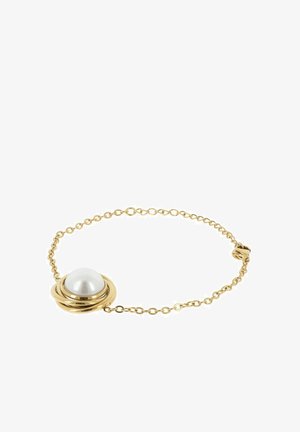 Pulsera de cadena de oro con una perla blanca central colocada en un acento dorado en espiral y un diseño de eslabones delicados.