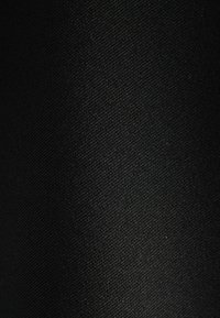 Tissu noir au toucher lisse, présentant un motif de tissage subtil. La surface semble uniforme sans motifs ou embellissements visibles.