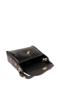 Zwarte leren schoudertas met gouden hardware, studaccenten en een klep. Het interieur heeft een enkele compartiment en een sleutelhangerlus.