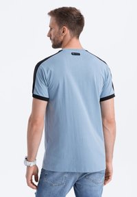 Ombre WITH CONTRASTING - Jednoduché tričko - blue