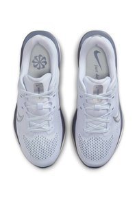 Scarpe da ginnastica bianche con tomaia in rete, dettagli grigi e colletto imbottito. Caratteristiche includono una suola testurizzata e la scritta "Just Do It" sulla soletta.
